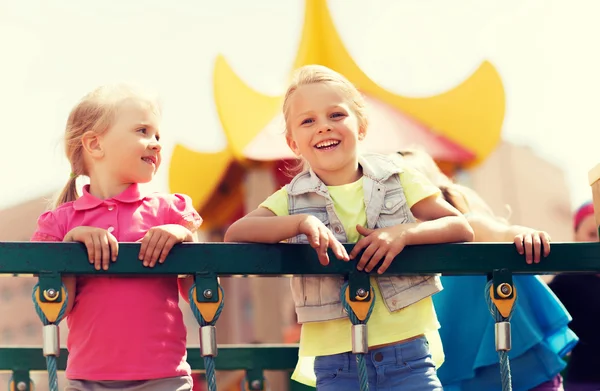 Šťastné malé holčičky na dětské hřiště — Stock fotografie