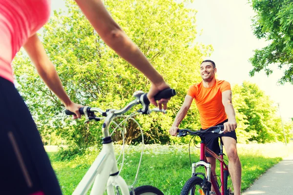 Close-up de casal feliz andar de bicicleta ao ar livre — Fotografia de Stock