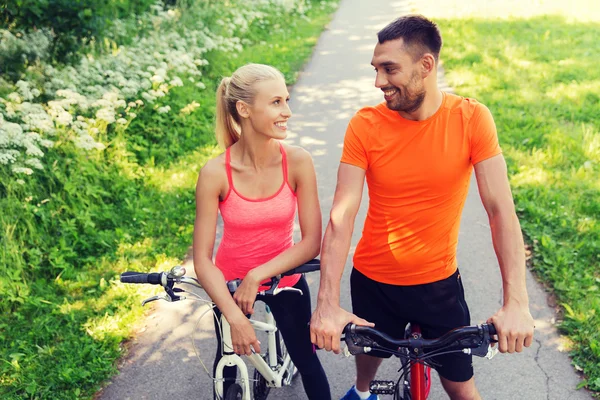 Coppia felice in bicicletta all'aperto — Foto Stock