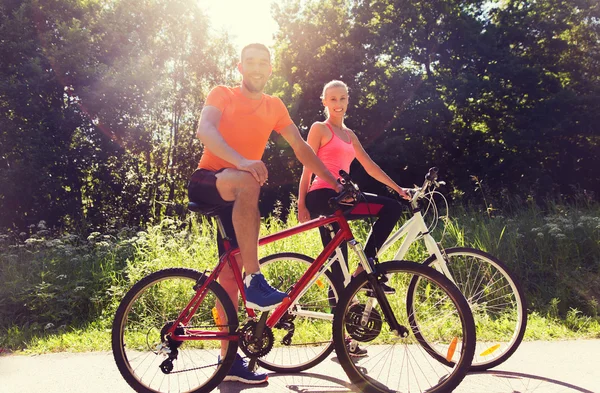 Glückliches Paar beim Fahrradfahren im Freien — Stockfoto