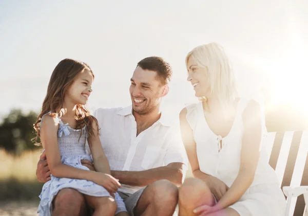 Lycklig familj har picknick — Stockfoto