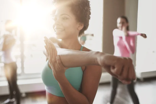 Gruppo di persone sorridenti che ballano in palestra o in studio — Foto Stock