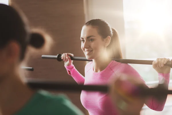 Bir grup insan çubuklarla spor salonunda egzersiz — Stok fotoğraf