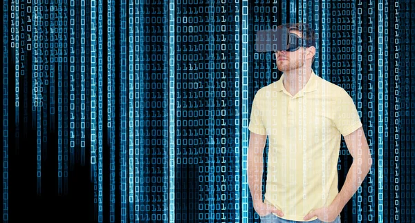 Man in virtuele werkelijkheid hoofdtelefoon of 3D-bril — Stockfoto