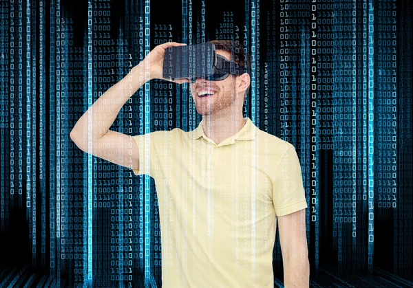 Hombre feliz en auriculares de realidad virtual o gafas 3d — Foto de Stock