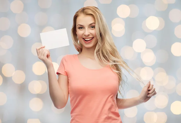 Счастливая женщина или девушка-подросток с чистой белой бумагой — стоковое фото