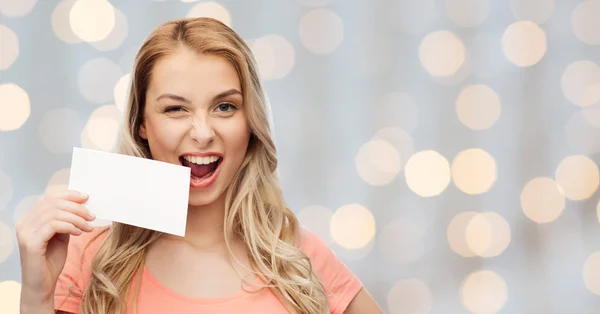 Glückliche Frau oder Teenager-Mädchen mit weißem Papier — Stockfoto