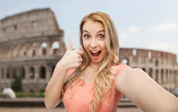 Mujer feliz tomando selfie y mostrando pulgares hacia arriba —  Fotos de Stock