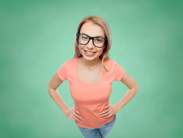 Счастливая девушка или девочка-подросток в очках — стоковое фото
