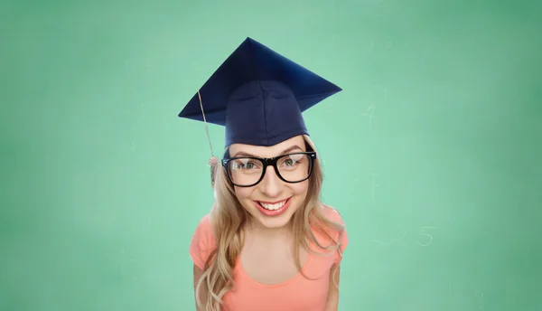 Sorrindo jovem estudante mulher em argamassa — Fotografia de Stock