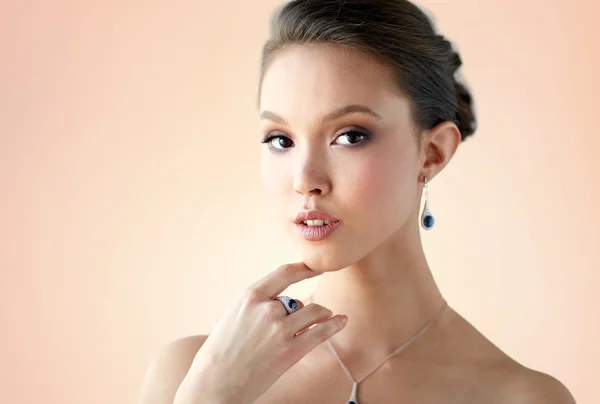 Belle femme avec boucle d'oreille, bague et pendentif — Photo