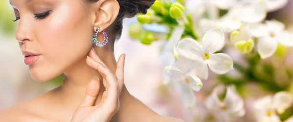 Close-up van de mooie vrouw gezicht met earring — Stockfoto