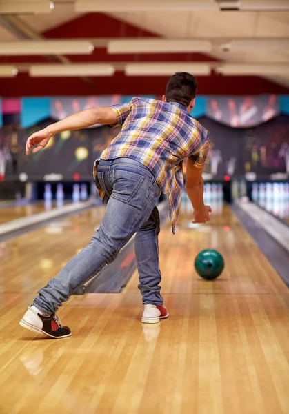 Mutlu genç adam bowling Club fırlatma topu — Stok fotoğraf
