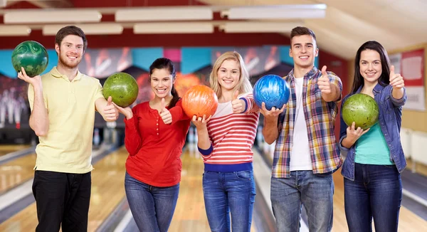 Happy vrienden in bowlingclub — Stockfoto