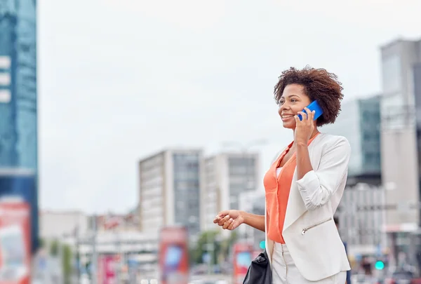 Happy african businesswoman calling on smartphone — Stock Photo, Image