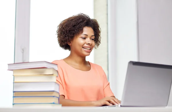 Mujer afroamericana feliz con el ordenador portátil en casa —  Fotos de Stock