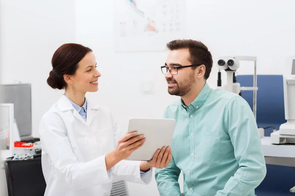 Optiker mit Tablet-PC und Patient in Augenklinik — Stockfoto