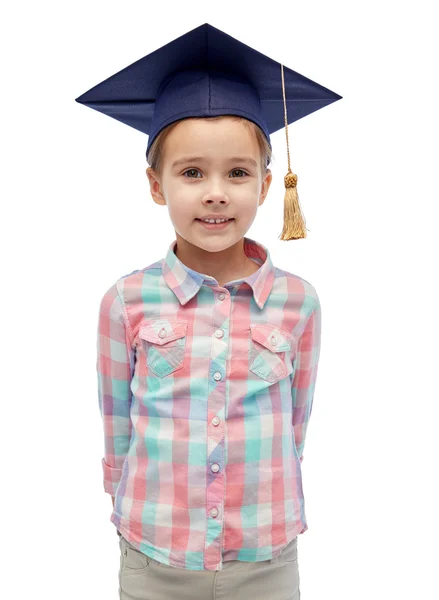Šťastná dívka v klobouku bakalářské nebo hlavě — Stock fotografie