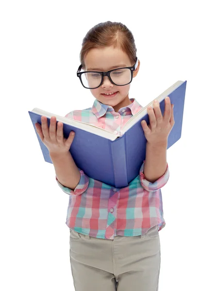 Menina feliz em óculos livro de leitura — Fotografia de Stock