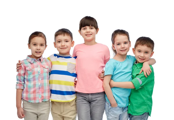 Niños sonrientes felices abrazándose — Foto de Stock