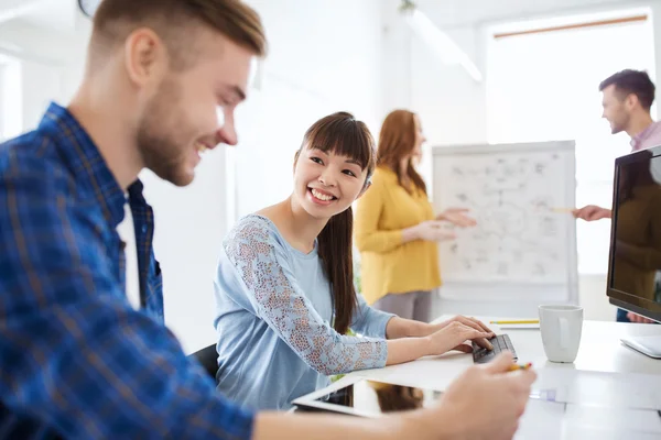 Creatieve team met tablet pc-computer op kantoor — Stockfoto