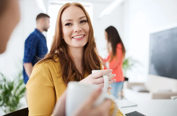 Glückliches kreatives Team trinkt Kaffee im Büro — Stockfoto