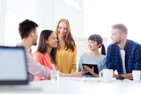 Gelukkig creatieve team of studenten die werken op kantoor — Stockfoto