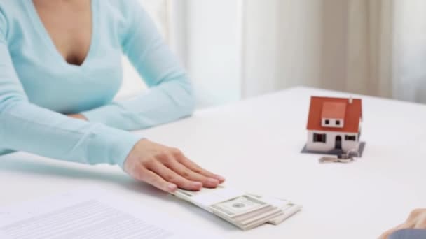 Femme payer de l'argent à agent immobilier et serrer la main — Video