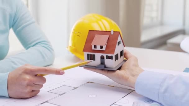 Woman and architect discussing model of house — Stock Video