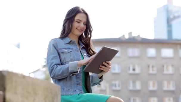 Feliz joven mujer o adolescente con tableta pc — Vídeos de Stock