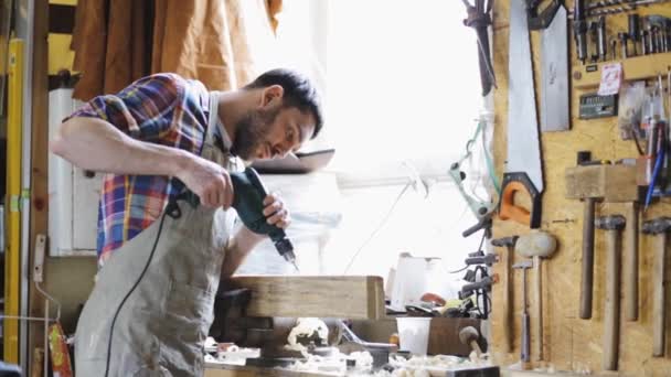 Menuisier avec foret à planches en atelier — Video