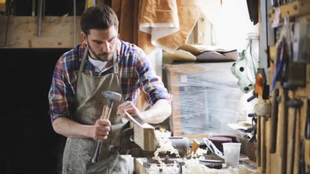 Carpintero con cincel trabajando en taller — Vídeos de Stock