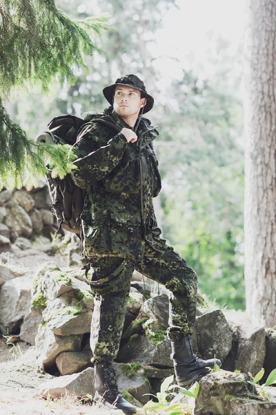 Jeune soldat avec sac à dos en forêt — Photo