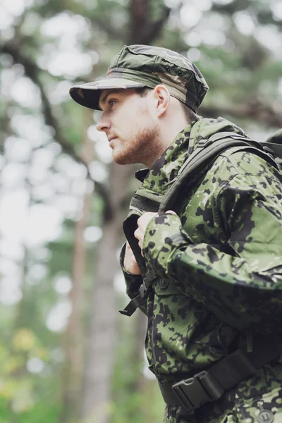 Mladý voják s batohem v lese — Stock fotografie
