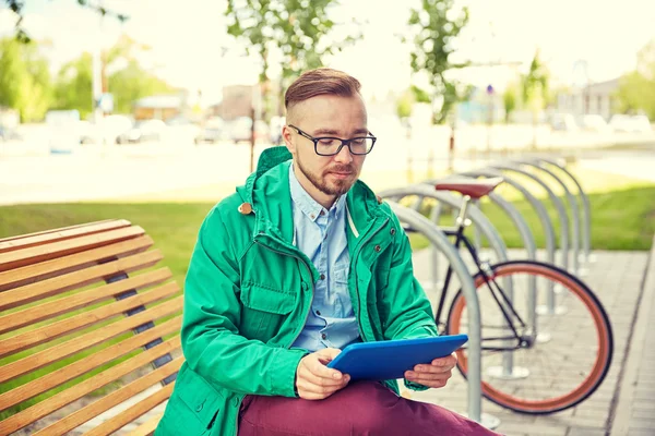 Szczęśliwy hipster młody człowiek z komputera typu tablet i rower — Zdjęcie stockowe
