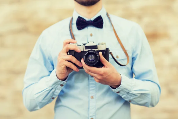 Närbild på hipster mannen med filmkameran i city — Stockfoto