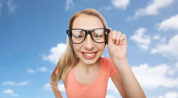Glückliche junge Frau oder Teenager-Mädchen mit Brille — Stockfoto