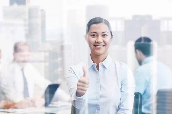 Grupp av leende företagare i office — Stockfoto