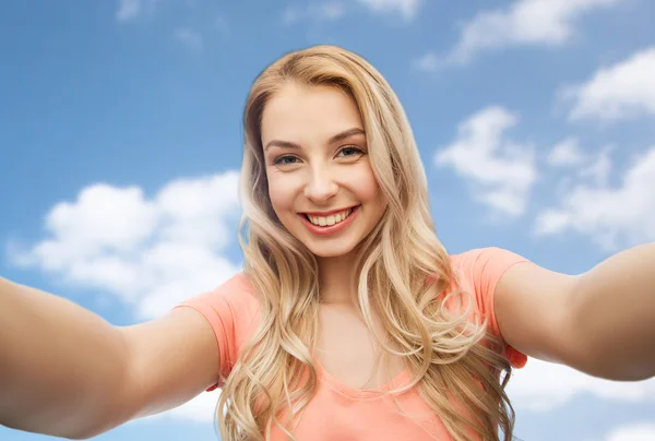 Glada leende ung kvinna med selfie — Stockfoto