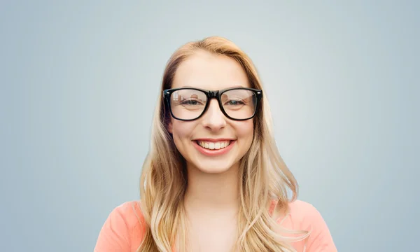Jeune femme heureuse ou adolescente en lunettes — Photo