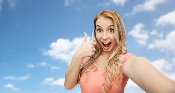 Mujer feliz tomando selfie y mostrando pulgares hacia arriba —  Fotos de Stock