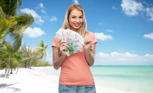 Ευτυχισμένος νεαρή γυναίκα με χρήματα μετρητών ευρώ — Φωτογραφία Αρχείου