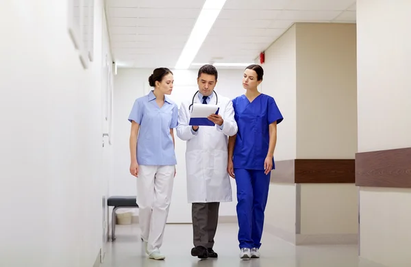 Sanitäter mit Klemmbrett im Krankenhaus — Stockfoto