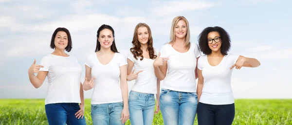 Grupo de felices mujeres diferentes en camisetas blancas — Foto de Stock