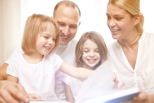 Šťastná rodina čtení knihy doma — Stock fotografie