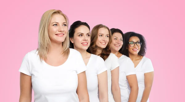 Gruppo di donne felici diverse in t-shirt bianche — Foto Stock