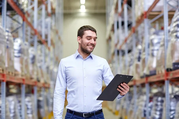 Gelukkig zakenman met Klembord in magazijn — Stockfoto