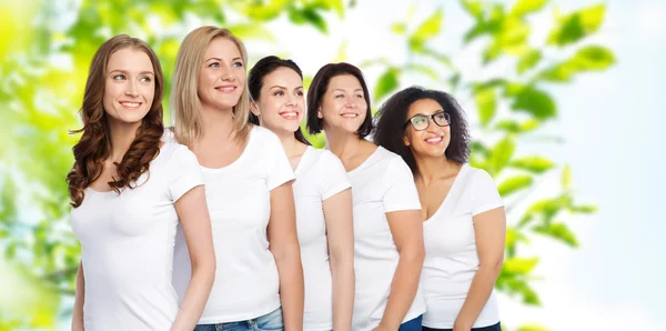 Grupo de felices mujeres diferentes en camisetas blancas — Foto de Stock