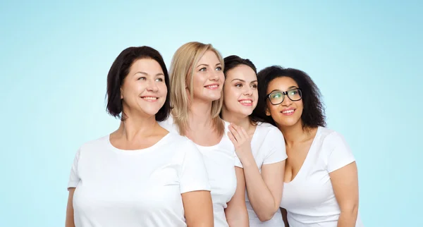 Grupo de mulheres diferentes felizes em t-shirts brancas — Fotografia de Stock