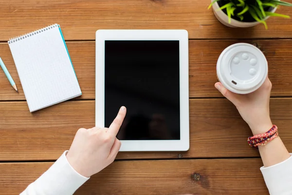 Close up van vrouw met de tablet pc op houten tafel — Stockfoto